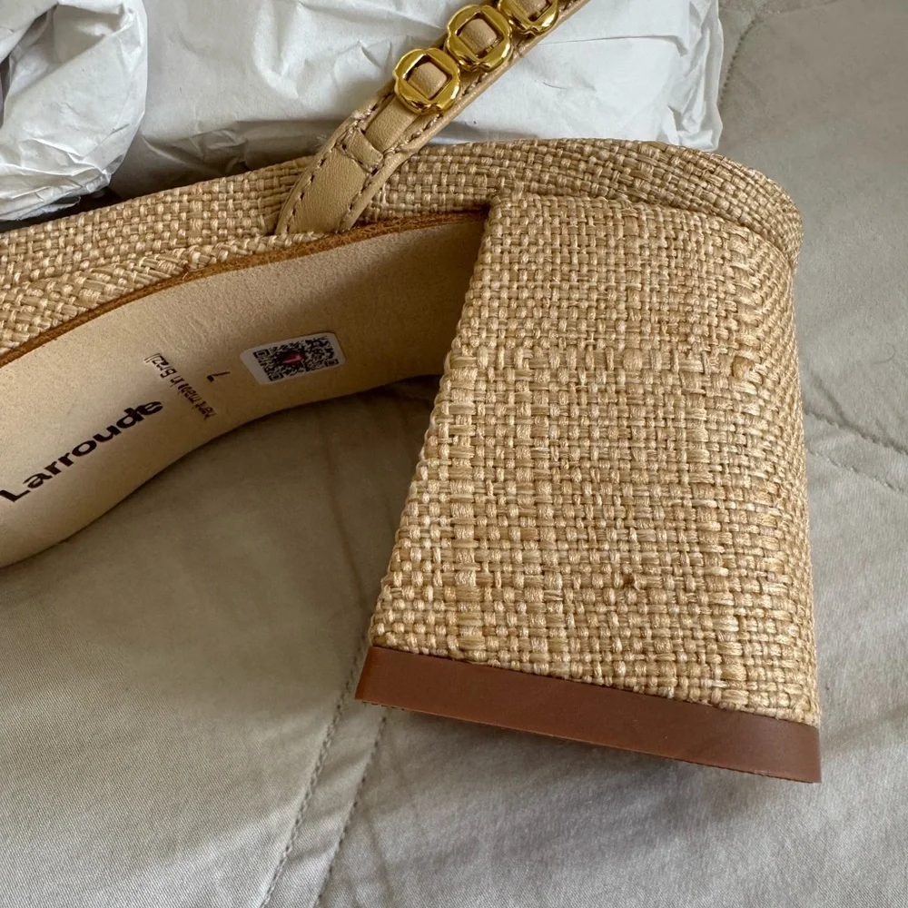 Larroude Gio Milanina Sandal Beige/Raffia made in Brazil.
New in original box. - Picture 5 of 11